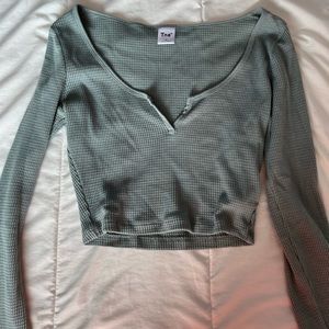 Size XS Aritzia cropped long sleeve